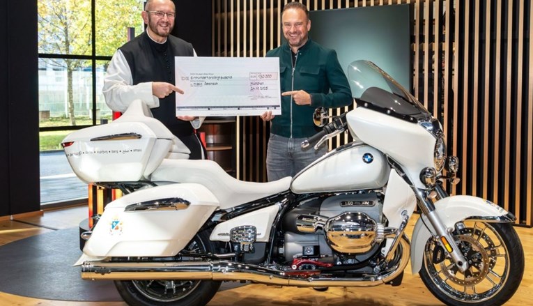BMW motocikl s potpisom pape Lava prodan za rekordan iznos. Sav prihod ide za djecu