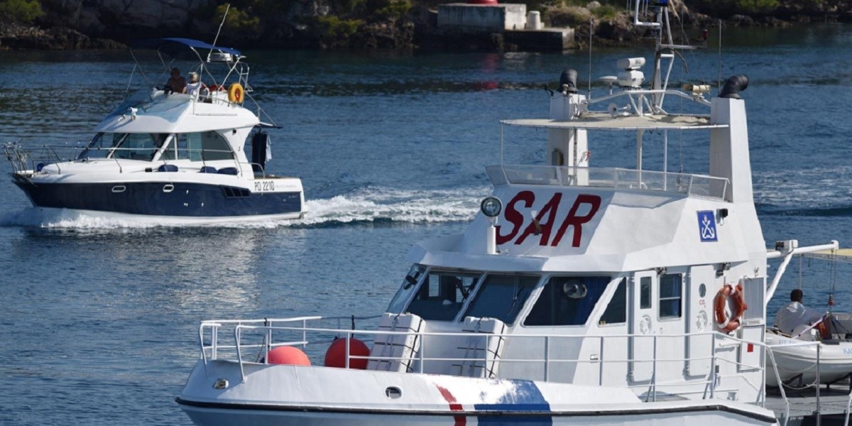 Teška nesreća kod Mljeta, katamaran udario u obalu. Ozlijeđeno troje ljudi