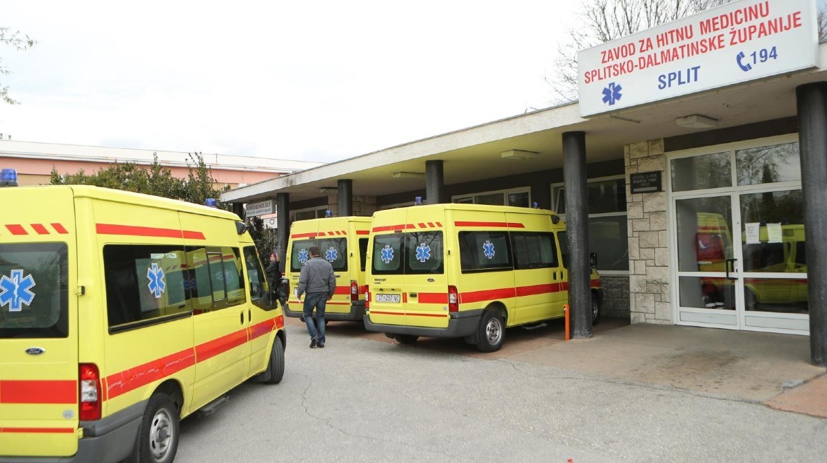 Hitna pomoć izašla na intervenciju kod Splita, netko je djelatnike gađao kamenjem