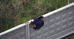 Dječak u Engleskoj se penjao preko ograde, tražio loptu. Upucali ga iz zračne puške