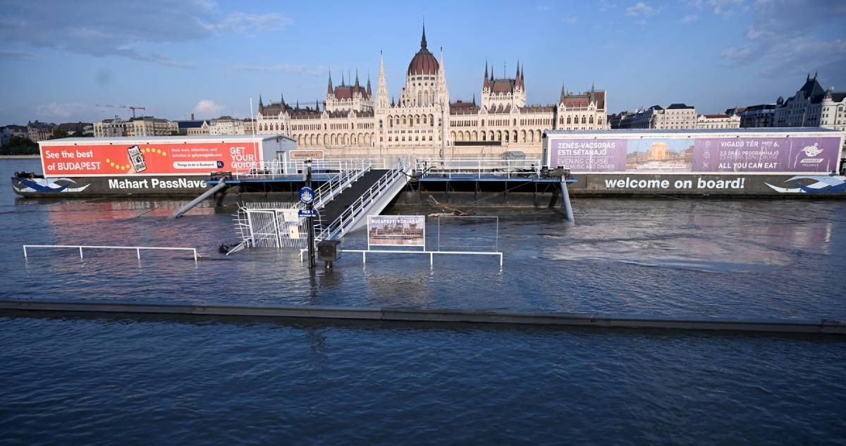 VIDEO Dunav se izlio u Mađarskoj, voda došla do parlamenta u Budimpešti