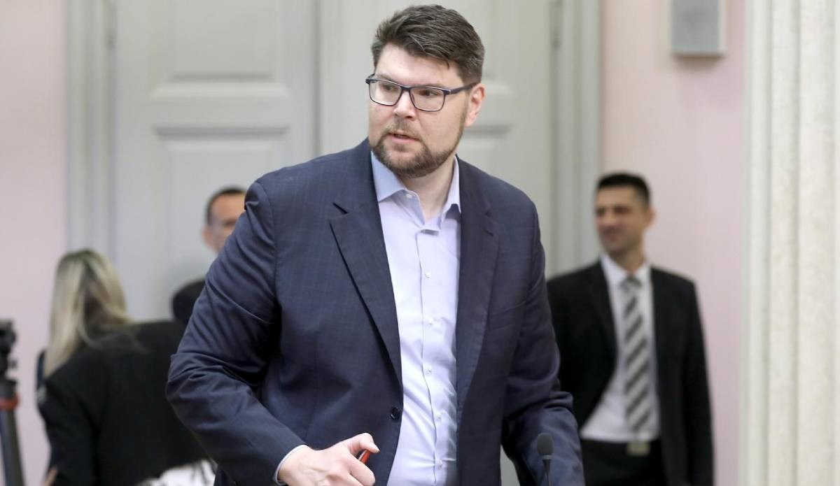 Grbin: Vlada povisila plaće sucima, a sa službenicima ne želi razgovarati