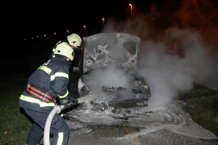 Mercedes se zapalio u vožnji na autocesti A3