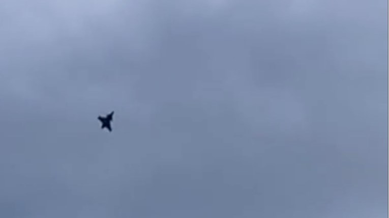 VIDEO Vojni pilot izvodi akrobacije na nebu iznad Zagreba