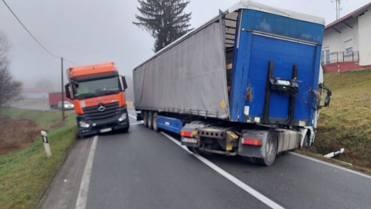 Kamioni nakon nesreće ostali prepriječeni na državnoj cesti, u tijeku uklanjanje