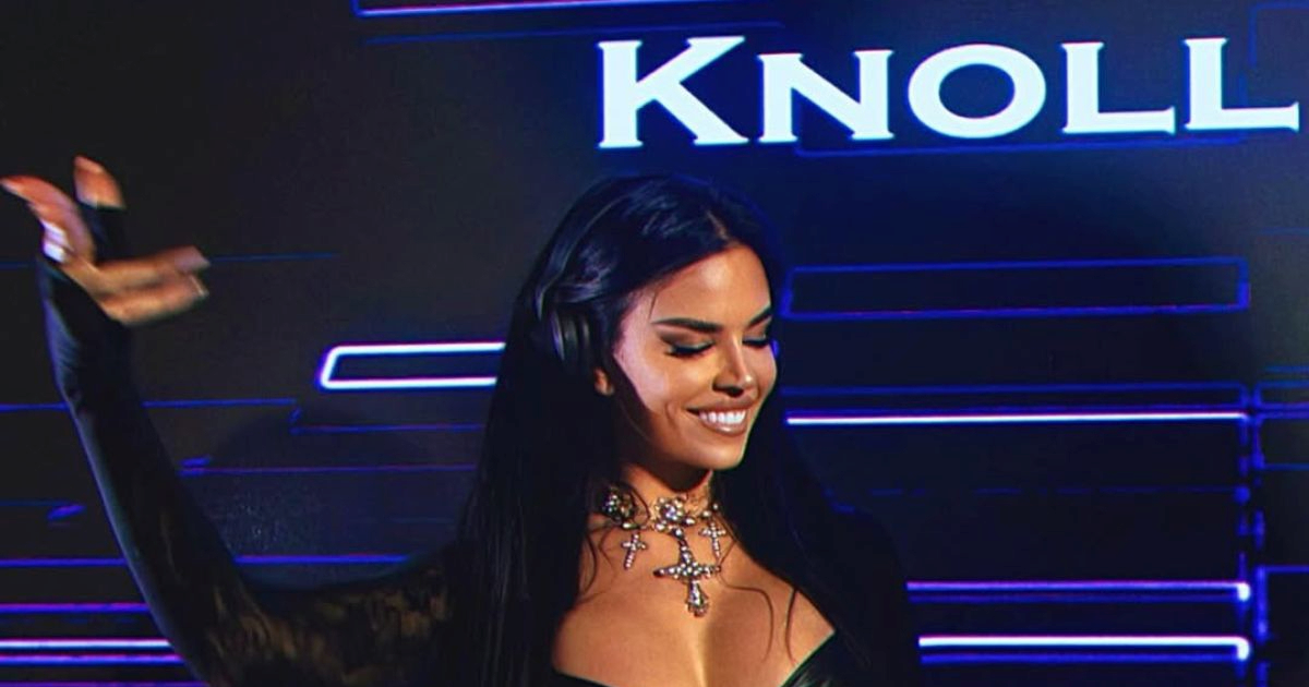 Ivana Knoll kao DJ-ica nastupa u Madison Square Gardenu