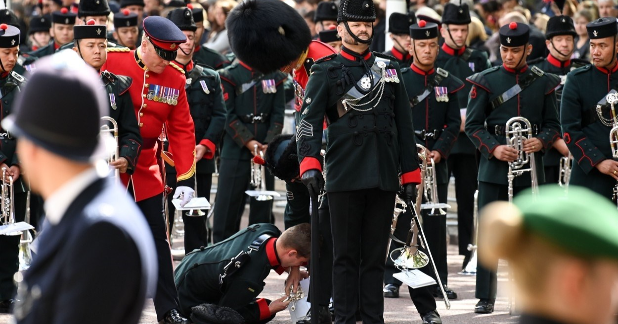 Naporan raspored: Policajac se onesvijestio tijekom sprovoda kraljice, vojnik pao