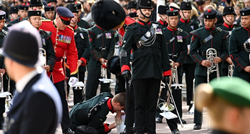 Naporan raspored: Policajac se onesvijestio tijekom sprovoda kraljice, vojnik pao