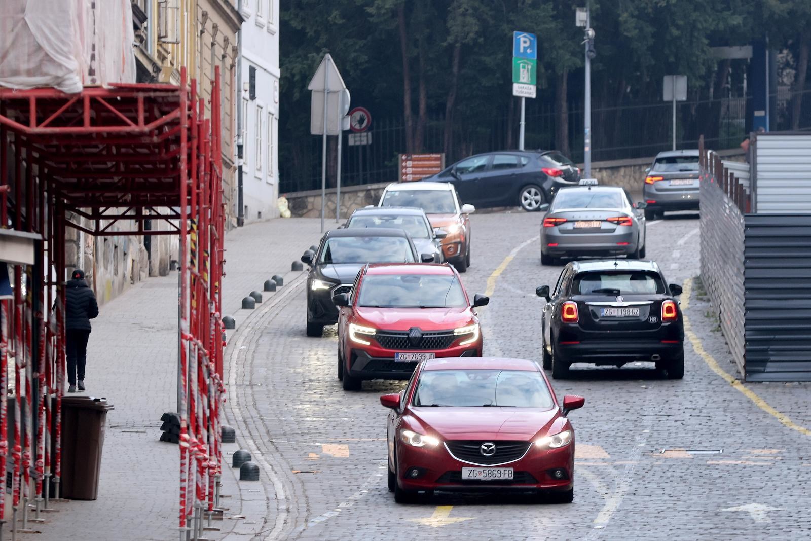 Od danas više nisu obavezna dnevna svjetla na autima