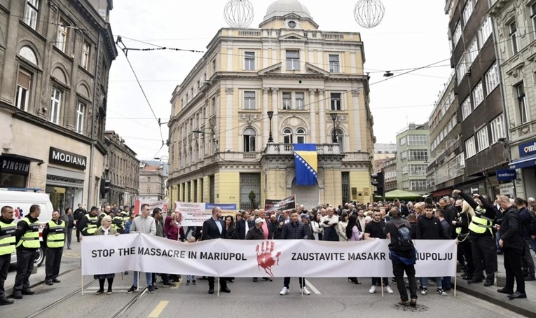 U Sarajevu povorka za Ukrajinu: "Zaustavite masakr u Mariupolju"