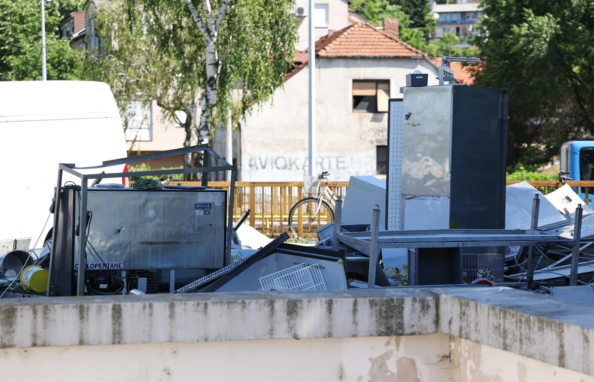 FOTO Eksplozija mobilne kućice fast fooda u zagrebačkom Podsusedu, dvoje ozlijeđenih
