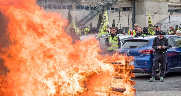 VIDEO Francuzi protiv Macrona: Blokirane pruge i autoceste, zapaljen ulaz u banku