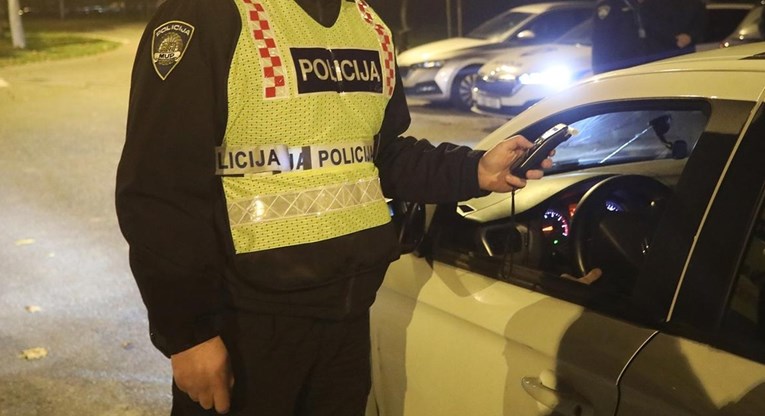 Pijan pretjecao kolonu pa bježao. Policija traži da mu se vozačka oduzme na 7 mjeseci