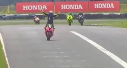 VIDEO Motociklist slavio pobjedu pa shvatio da još nije gotovo