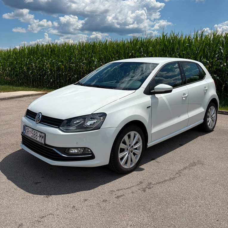 Ovaj VW Polo ima bogatu opremu, automatik i dva seta guma. Prodaje se za 8999 eura