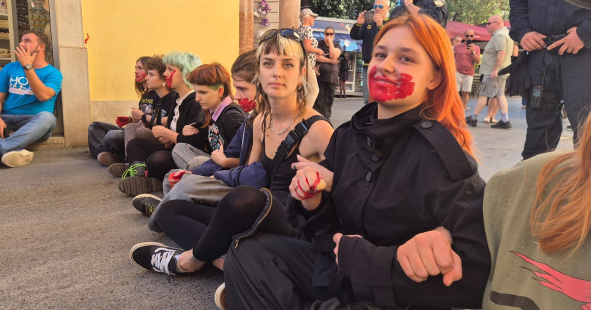 Protuprosvjednici u Puli blokirali Hod za život. Sjeli na cestu i zaustavili povorku