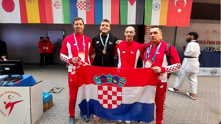 Na tatamiju ne postoje barijere. Ivan Mikulić osvojio 11. veliku medalju!