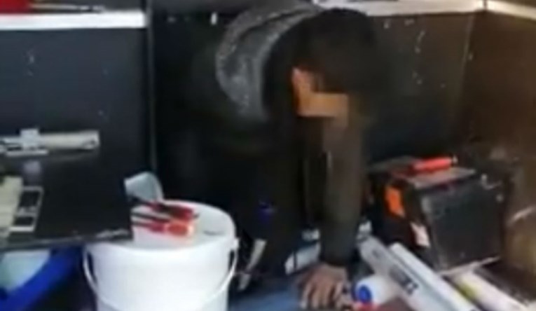 VIDEO Policija na A3 u skrivenom odjeljku belgijskog kombija pronašla Egipćane