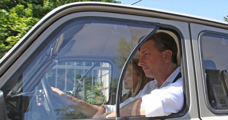 Pahor prodao svoj Renault 4 za 60.000 eura. Novac donirao djeci oboljeloj od raka