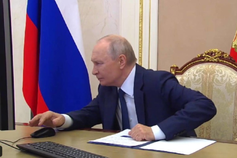 VIDEO Putin glasao preko interneta na izborima u Rusiji. Snimka postala hit