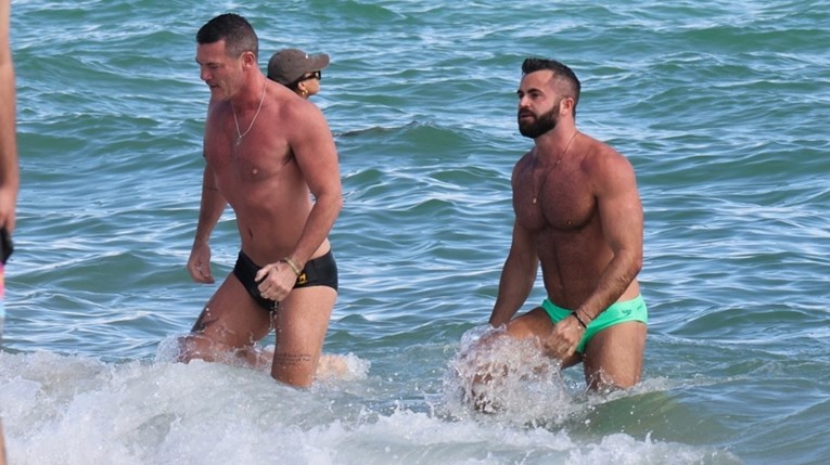 Holivudski glumac snimljen s dečkom, kupali se i uživali na plaži