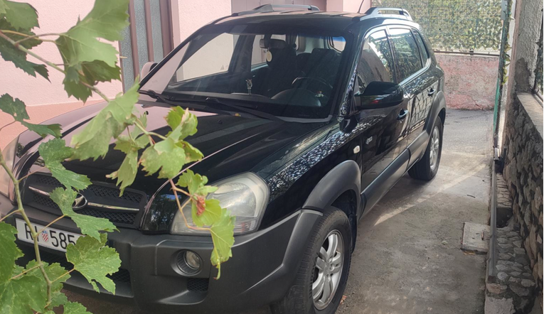 Ovaj Hyundai Tucson ima 4x4 pogon, plin i nove zimske gume. Prodaje se