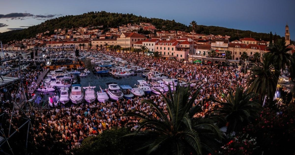 FOTO Koncert Trag u beskraju: Tisuće pjevale Oliverove pjesme, gorjele i baklje