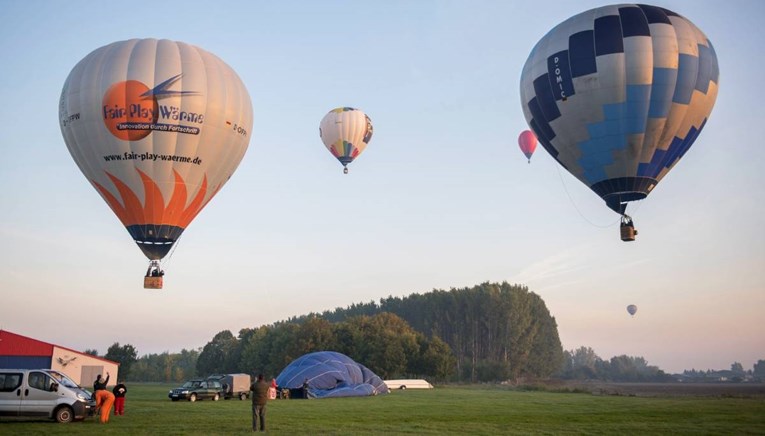 Pilot letećeg balona u SAD-u se zapetljao u opremu, pao s velike visine i umro
