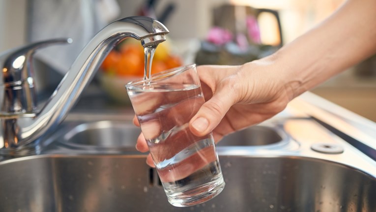Studija u SAD-u: 45 posto vode iz slavina je kontaminirano "vječnim zagađivačima"