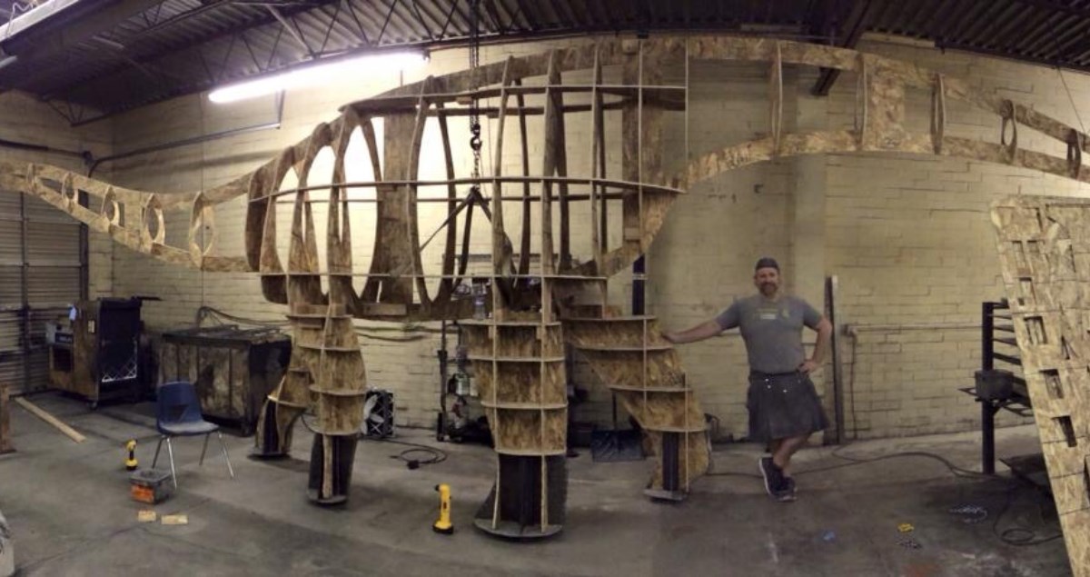 Tata za poželjeti: Sam izradio 14-metarsko igralište u obliku dinosaura