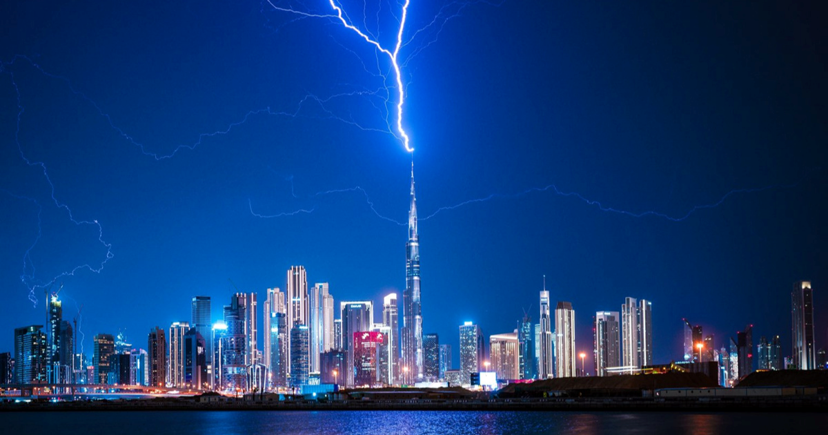 Munja pogodila najvišu zgradu na svijetu