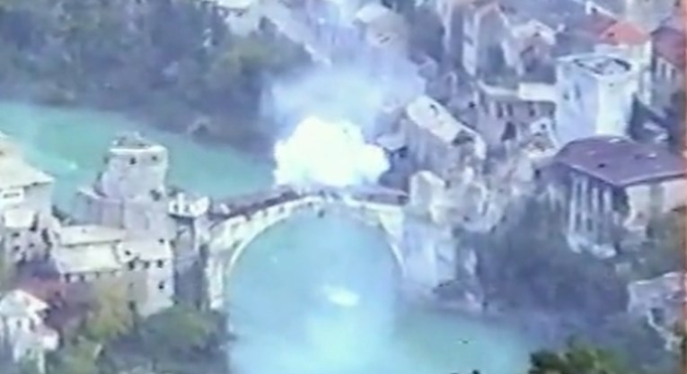 Centar za mir: Ovo je dosad neviđena snimka rušenja Starog mosta u Mostaru