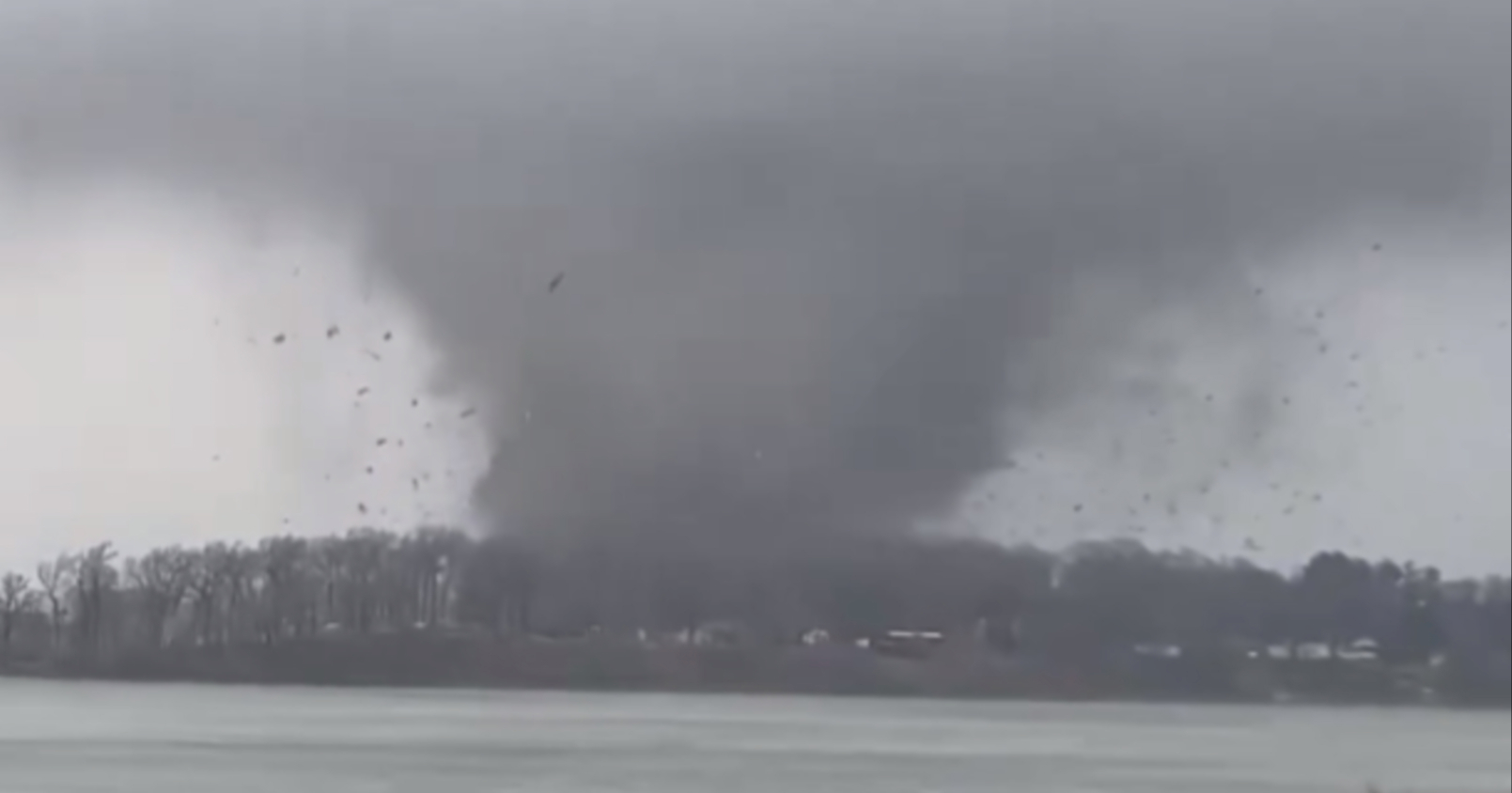VIDEO Jaka tornada na sjeveru SAD-u, najmanje četiri osobe poginule