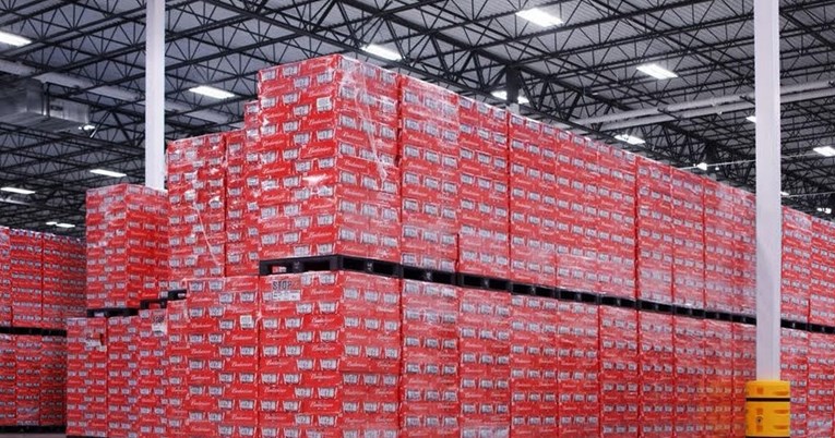 Budweiser zbog zabrane točenja alkohola na SP-u u Kataru poklanja tisuće limenki piva