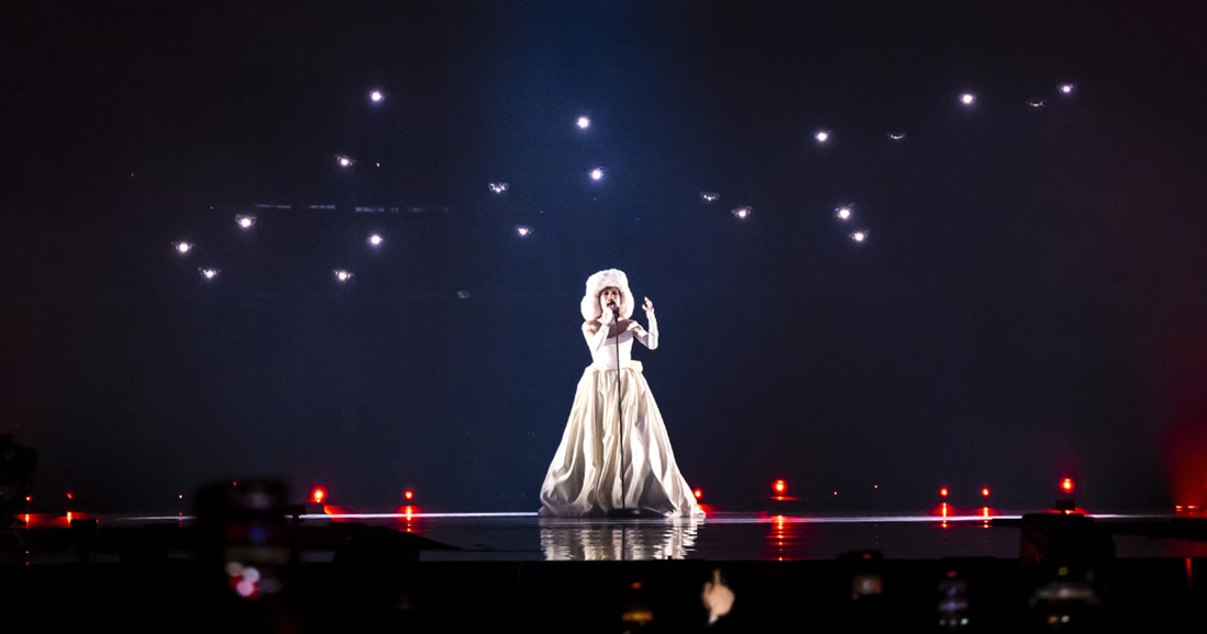 Nemo otvorio finale Eurosonga u bijeloj haljini, publika ga dočekala velikim pljeskom