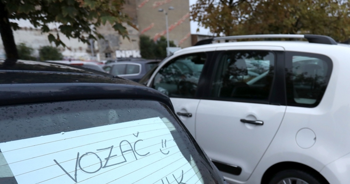 Na stražnjem staklu automobila u Zagrebu osvanuo zanimljiv natpis