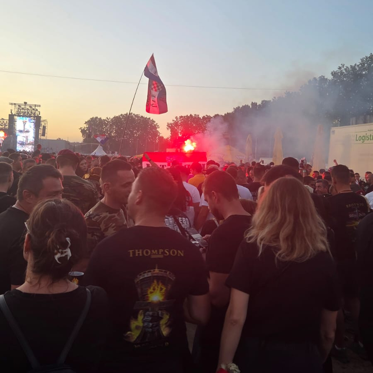 VIDEO Prije početka Thompsonova koncerta u Vukovaru posjetitelji su palili baklje