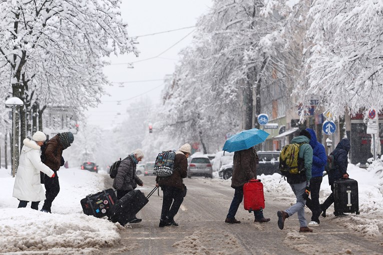 U više gradova u Njemačkoj otkazani letovi zbog jakog snijega