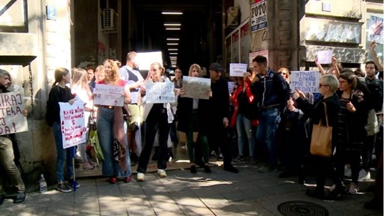 Prosvjed ispred redakcije Informera zbog intervjua sa silovateljem