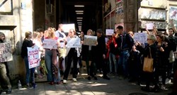 Prosvjed ispred redakcije Vučićevog tabloida zbog intervjua sa silovateljem