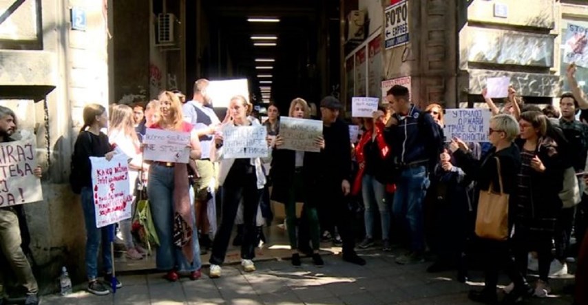 Prosvjed ispred redakcije Vučićevog tabloida zbog intervjua sa silovateljem