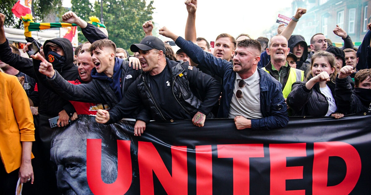 VIDEO Prosvjedi u Manchesteru. Navijači Uniteda ruše ograde i pale baklje