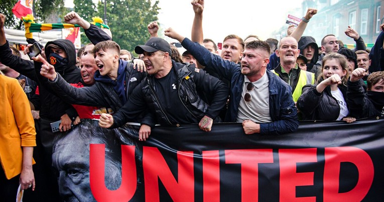 VIDEO Prosvjedi u Manchesteru. Navijači Uniteda ruše ograde i pale baklje