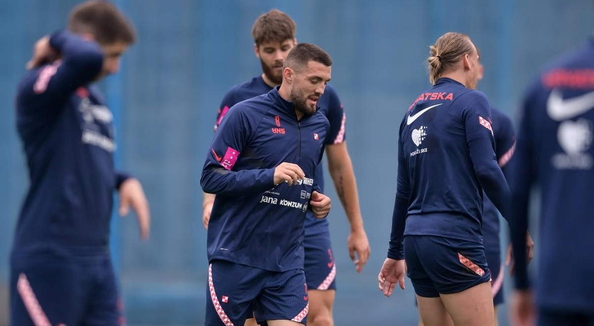 Reprezentacija odradila prvi trening uoči Austrije. Promatrao ga i Kustić