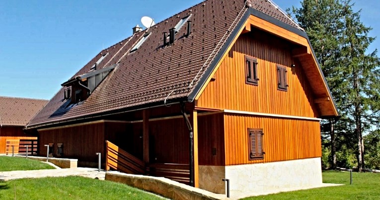 Ova drvena kuća kod Plitvičkih jezera prodaje se za više od šest milijuna kuna