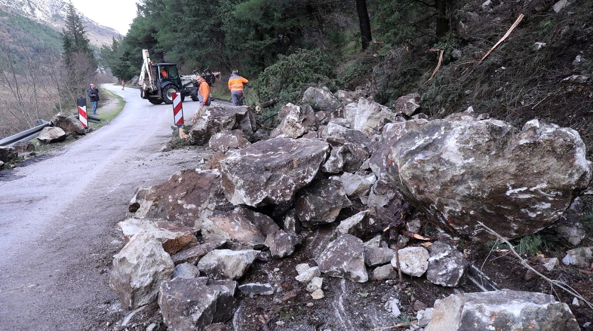 Kamene gromade teške nekoliko tona pale na cestu kod Omiša