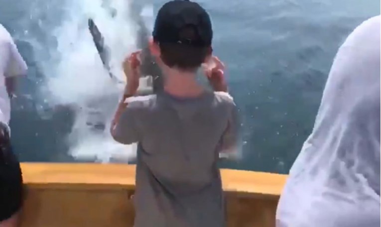 Dok je dječak izvlačio ulovljenu ribu, na njega iz mora skočio opasni predator