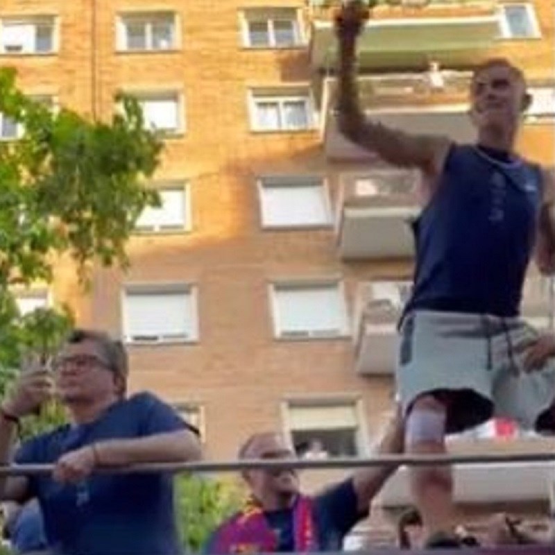 Flick oduševio navijače Barce. Pogledajte što je radio dok je mladi as visio s busa
