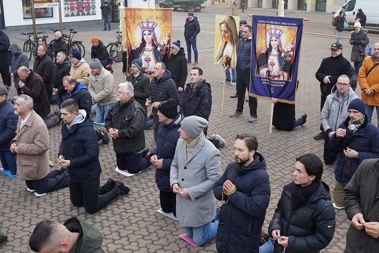 FOTO Klečavci opet u centru Zagreba. Mole protiv spolnih odnosa prije braka - Index.hr