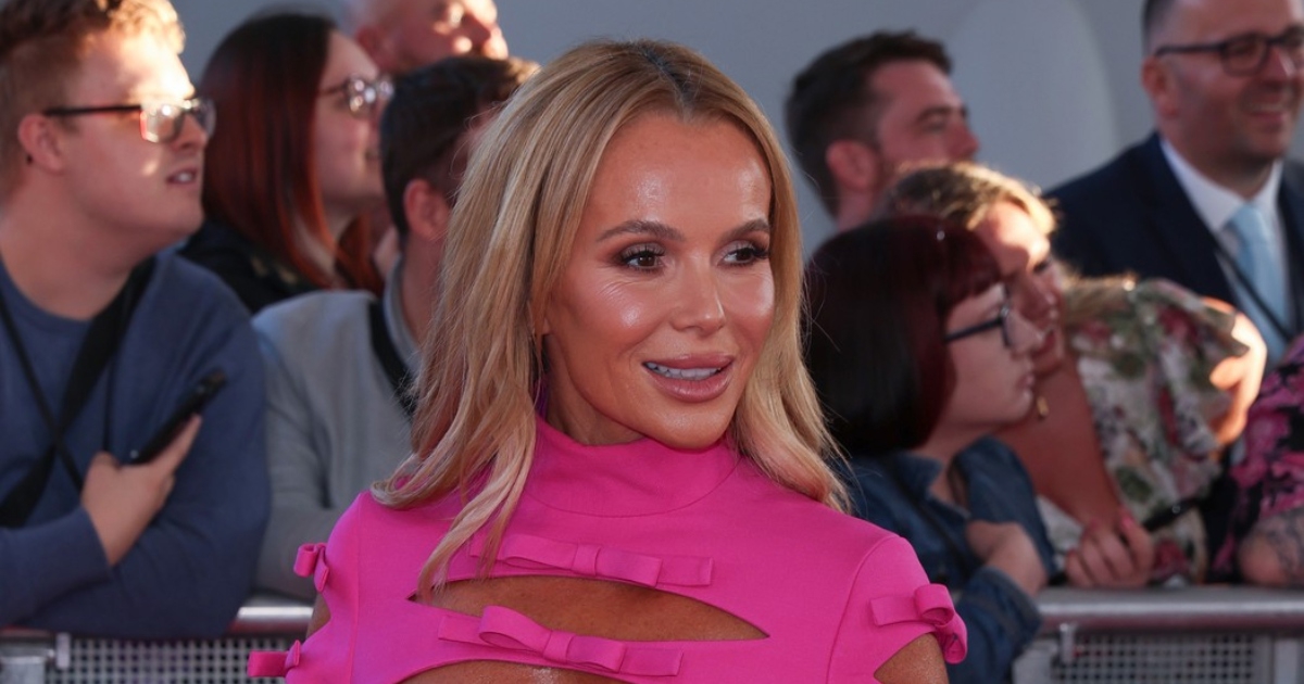 Amanda Holden (55) ukrala poglede u ružičastoj haljini s velikim izrezima na dekolteu